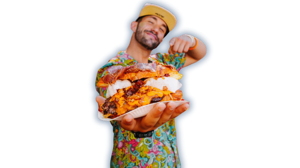 Iván Villarij mostrando una hamburguesa gourmet durante un evento gastronómico